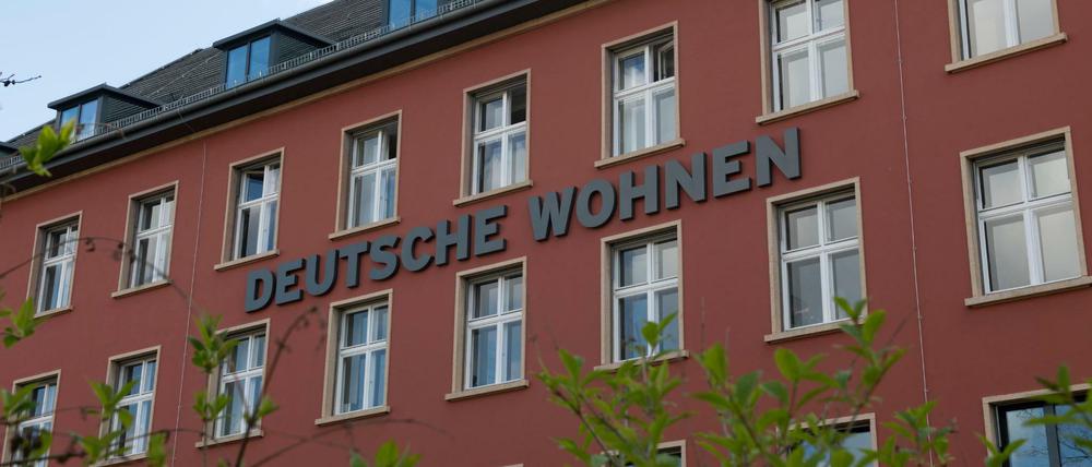 «Deutsche Wohnen» steht auf der Fassade der Zentrale der börsennotierten Wohnungsgesellschaft.