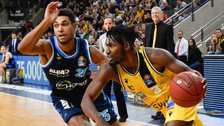 Gelb gewinnt. Ludwigsburgs Jaleen Smith (r.) im Duell mit Albas Kenneth Ogbe.