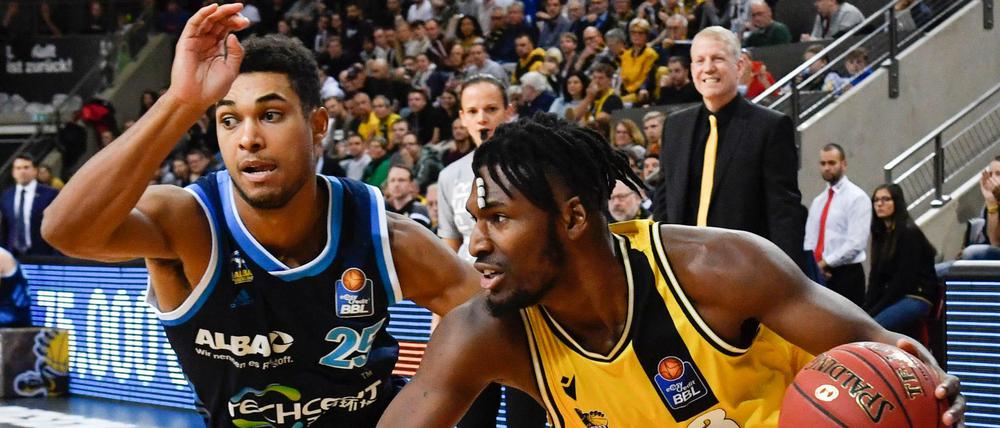 Gelb gewinnt. Ludwigsburgs Jaleen Smith (r.) im Duell mit Albas Kenneth Ogbe.