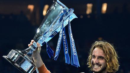 Silberpott für den Sieger. Stefanos Tsitsipas heißt der neue Tennis-Großmeister.