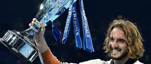 Silberpott für den Sieger. Stefanos Tsitsipas heißt der neue Tennis-Großmeister.