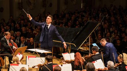 Víkingur Ólafsson und das Iceland Symphony Orchestra unter Leitung von Daniél Bjarnason, am Sonntag im Konzerthaus. 