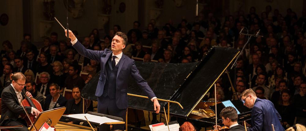 Víkingur Ólafsson und das Iceland Symphony Orchestra unter Leitung von Daniél Bjarnason, am Sonntag im Konzerthaus. 