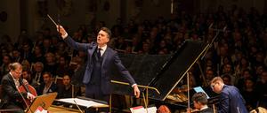 Víkingur Ólafsson und das Iceland Symphony Orchestra unter Leitung von Daniél Bjarnason, am Sonntag im Konzerthaus.