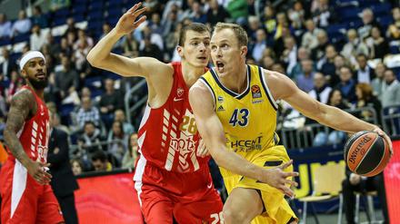 Berlins Luke Sikma spielt den Ball neben Borisa Simanic von Roter Stern Belgrad. 