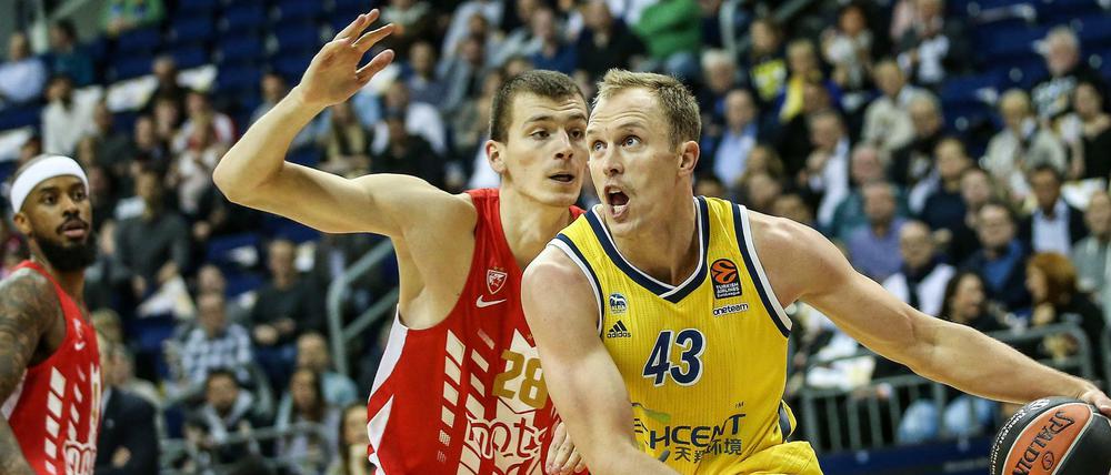 Berlins Luke Sikma spielt den Ball neben Borisa Simanic von Roter Stern Belgrad. 