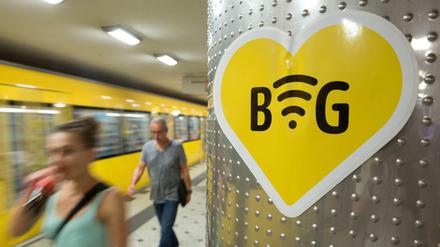 An den Haltestellen wirbt die BVG mit WLAN, in den Tunneln war die Verbindung jedoch meistens lückenhaft.