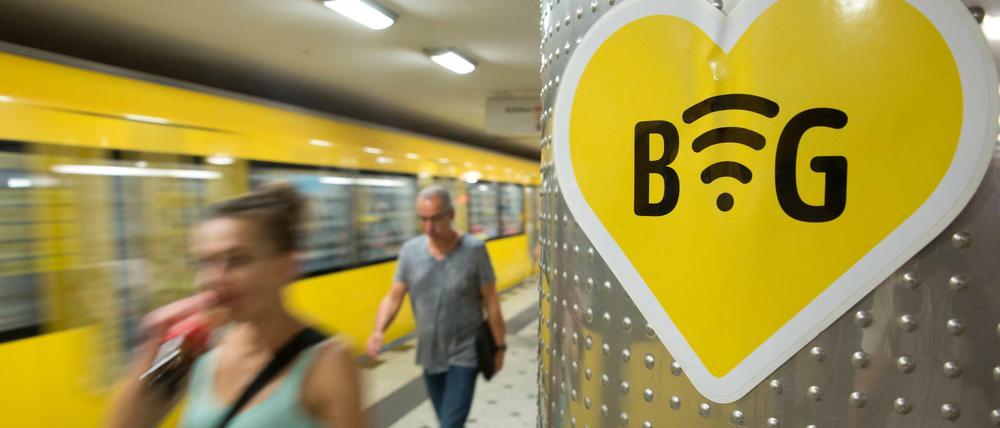 An den Haltestellen wirbt die BVG mit WLAN, in den Tunneln war die Verbindung jedoch meistens lückenhaft.
