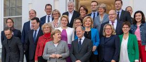 Die Mitglieder der Bundesregierung stehen anlässlich der Klausurtagung des Bundeskabinetts im Gästehaus der Bundesregierung im Schloss Meseberg zum Gruppenbild zusammen. 