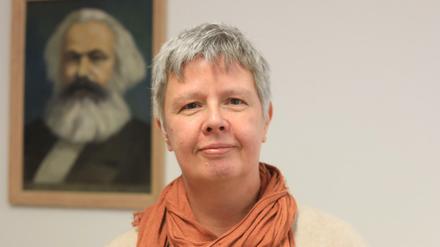Marx im Rücken, die S-Bahn im Blick: Linken-Chefin Katina Schubert hätte die Berliner Stadtbahn gern in Landeshand.