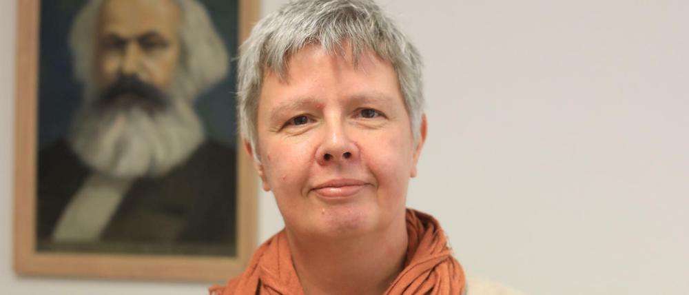Marx im Rücken, die S-Bahn im Blick: Linken-Chefin Katina Schubert hätte die Berliner Stadtbahn gern in Landeshand.