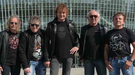 Die Musiker der Band Puhdys mit Bassgitarrist Peter Rasym (l-r), Sänger und Gitarrist Dieter Hertrampf, Sänger und Frontmann Dieter Birr, Keyborder Peter Meyer und Schlagzeuger Klaus Scharfschwerdt im September 2015 in Berlin.