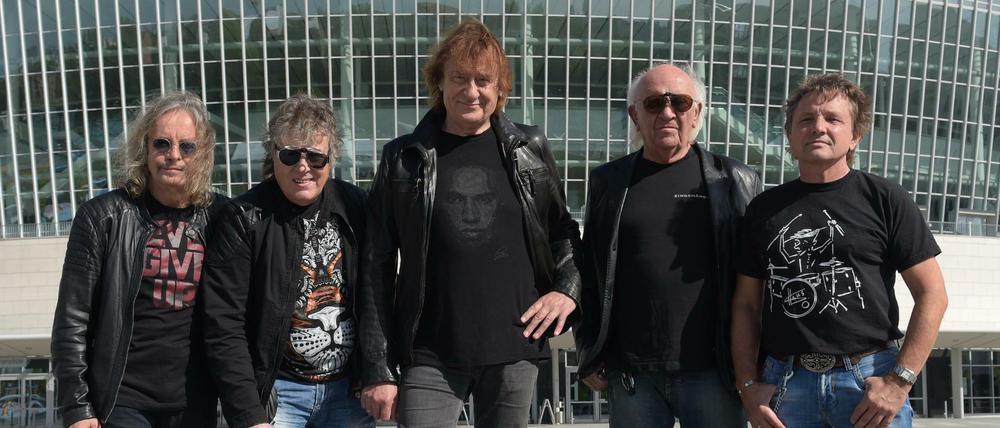 Die Musiker der Band Puhdys mit Bassgitarrist Peter Rasym (l-r), Sänger und Gitarrist Dieter Hertrampf, Sänger und Frontmann Dieter Birr, Keyborder Peter Meyer und Schlagzeuger Klaus Scharfschwerdt im September 2015 in Berlin.