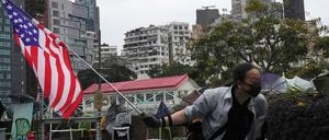 Ein Demonstrant hält an der Polytechnischen Universität eine Flagge der USA.