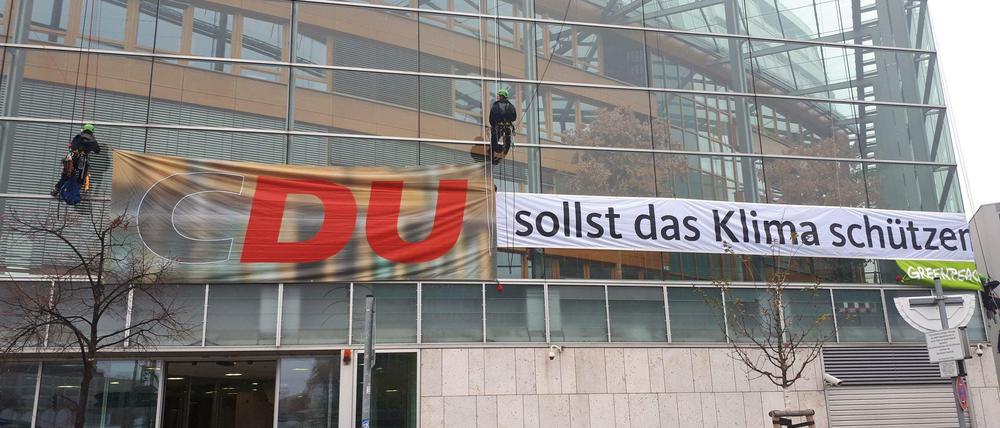 Aktivisten am Konrad-Adenauer-Haus.