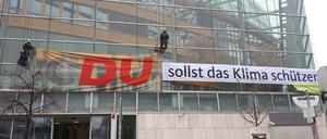 Aktivisten am Konrad-Adenauer-Haus.