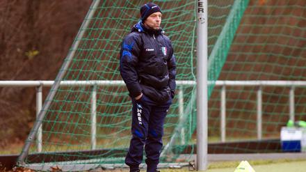 Mit ihm kam die Unruhe. Thomas Häßlers erste Herren wollen eine andere Trainingszeit.
