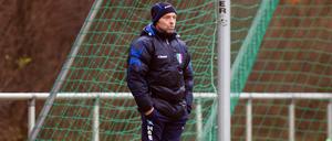 Mit ihm kam die Unruhe. Thomas Häßlers erste Herren wollen eine andere Trainingszeit.
