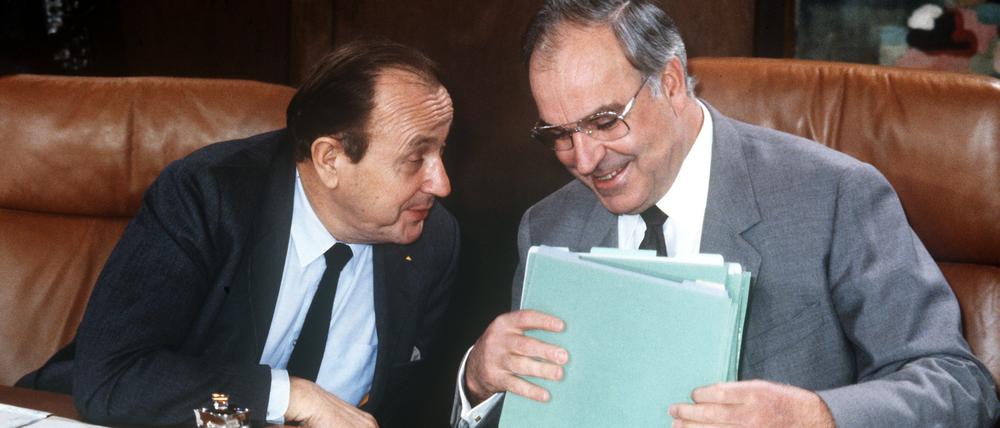 Bundeskanzler Helmut Kohl (CDU, r.) und Vizekanzler Hans-Dietrich Genscher