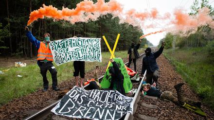 Protestaktion von "Ende Gelände" an Pfingsten 2016 auf den Bahngleisen zum Kohlekraftwerk Schwarze Pumpe.