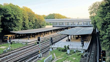 Der S-Bahnhof Westkreuz in Charlottenburg. Das Foto entstand auf einer stillgelegten Eisenbahnbrücke. Hier soll ein zweiter Zugang entstehen.