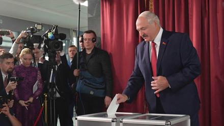 Weißrusslands Präsident Alexander Lukaschenko bei der Stimmangabe 