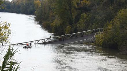 Die eingebrochene Hängebrücke bei Toulouse.