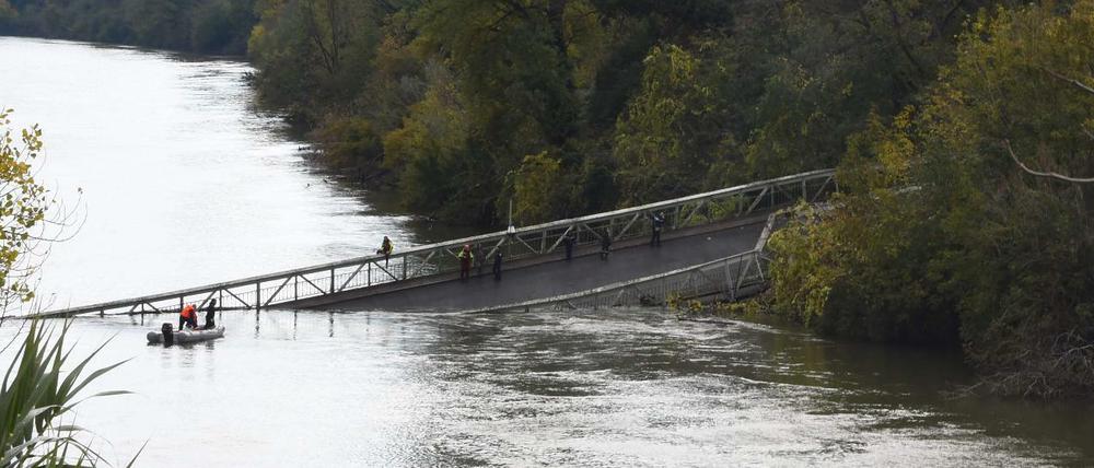 Die eingebrochene Hängebrücke bei Toulouse.