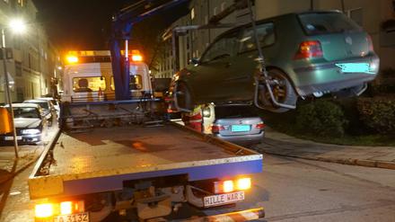 Hier wird ein Auto abgeschleppt, das den Verkehr behinderte.  Häufig bleibt es bei einem Bußgeld.