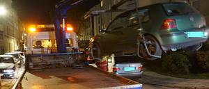 Hier wird ein Auto abgeschleppt, das den Verkehr behinderte.  Häufig bleibt es bei einem Bußgeld.