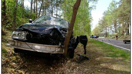 Autounfall auf einer Landstraße in Brandenburg.