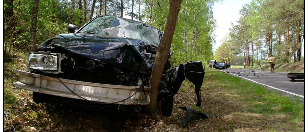 Autounfall auf einer Landstraße in Brandenburg.