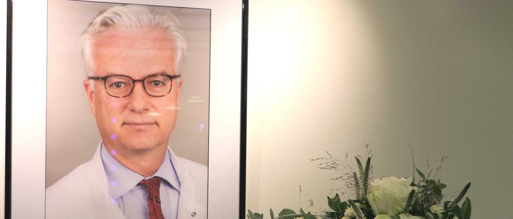 Kondolenzbuch für den getöteten Mediziner Fritz von Weizsäcker in der Schlosspark-Klinik