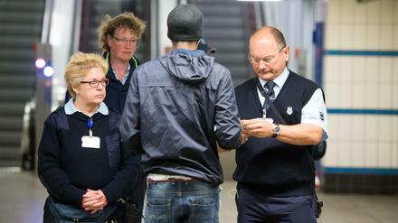 Mitarbeiter der Hochbahn überprüfen in Hamburg die Fahrscheine von Reisenden.