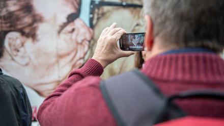Bruderkuss. Das Bild an der East Side Gallery ist immer noch ein sehr beliebtes Motiv für Berlin-Besucher.