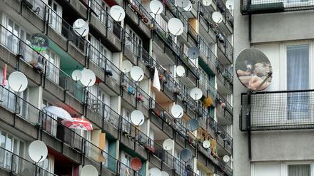 Satellitenschüsseln am Pallasseum in der Pallasstraße in Berlin-Schöneberg. Der riesige Wohnkomplex wurde in den 1970er Jahren errichtet. Spätestens wenn es um umfassende Modernisierungen und Sanierungen geht, spielt das Wohnungseigentümergesetz eine entscheidende Rolle. Das Gesetz soll nun geändert werden. Verbraucherschützer sind alamiert.