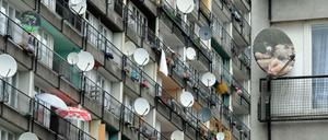 Satellitenschüsseln am Pallasseum in der Pallasstraße in Berlin-Schöneberg. Der riesige Wohnkomplex wurde in den 1970er Jahren errichtet. Spätestens wenn es um umfassende Modernisierungen und Sanierungen geht, spielt das Wohnungseigentümergesetz eine entscheidende Rolle. Das Gesetz soll nun geändert werden. Verbraucherschützer sind alamiert.