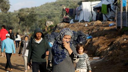 Migranten nahe des Flüchtlingslagers Moria auf Lesbos.