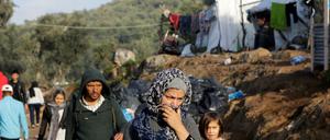 Migranten nahe des Flüchtlingslagers Moria auf Lesbos.