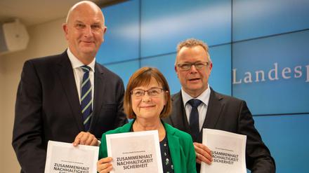 Dietmar Woidke (l, SPD), Ursula Nonnemacher (Die Grünen) und Michael Stübgen (CDU) stellen den Koalitionsvertrag für Brandenburg vor.