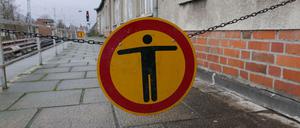 Absperrung mit Kettchen. So sieht es zum Beispiel am S-Bahnhof Karow aus.