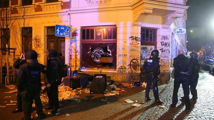 Rund 250 vermummte Hooligans randalierten 2016 im Leipziger Stadtteil Connewitz.