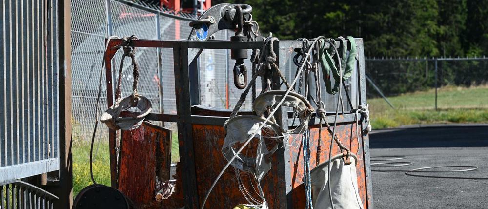 Die 2019 in Eschwege in Hessen abgestürzte Wartungsgondel stand neben dem Sendeturm auf dem Hohen Meissner vor einem Tor. 