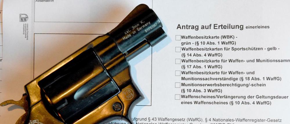 Eine „Waffenbesitzkarte“ muss beantragt werden. Bislang bekommen sie immer wieder auch Rechtsextreme.