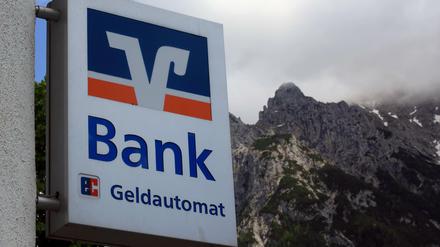 Im bayerischen Fürstenfeldbruck erhebt die Volksbank Raiffeisenbank erstmals Negativzinsen ab dem ersten Euro.