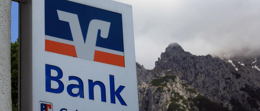 Im bayerischen Fürstenfeldbruck erhebt die Volksbank Raiffeisenbank erstmals Negativzinsen ab dem ersten Euro.