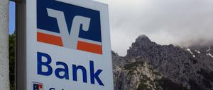 Im bayerischen Fürstenfeldbruck erhebt die Volksbank Raiffeisenbank erstmals Negativzinsen ab dem ersten Euro.