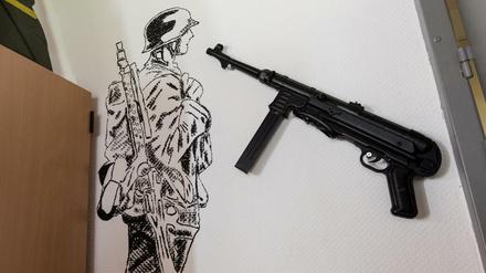 Aufnahmen mit Wehrmachtsandenken aus der Kaserne, in der Franco A. stationiert war.