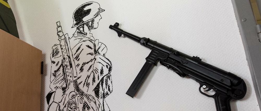 Aufnahmen mit Wehrmachtsandenken aus der Kaserne, in der Franco A. stationiert war.