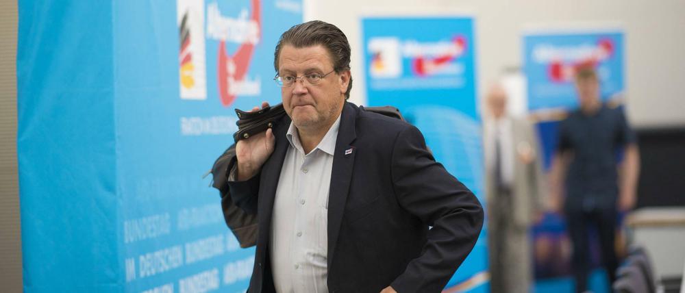 Stephan Brandner verlässt nach einer Pressekonferenz den Raum.